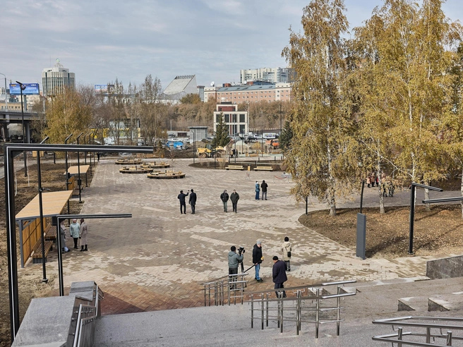 Первые посетители уже оценили новые пешеходные дорожки в парке. | Источник: Александр Ощепков / NGS.RU