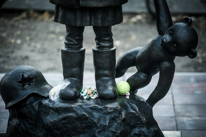 Некоторым горожанам не нравится «немецкий мишка» и фашистская каска | Источник: Олег Чеботарев