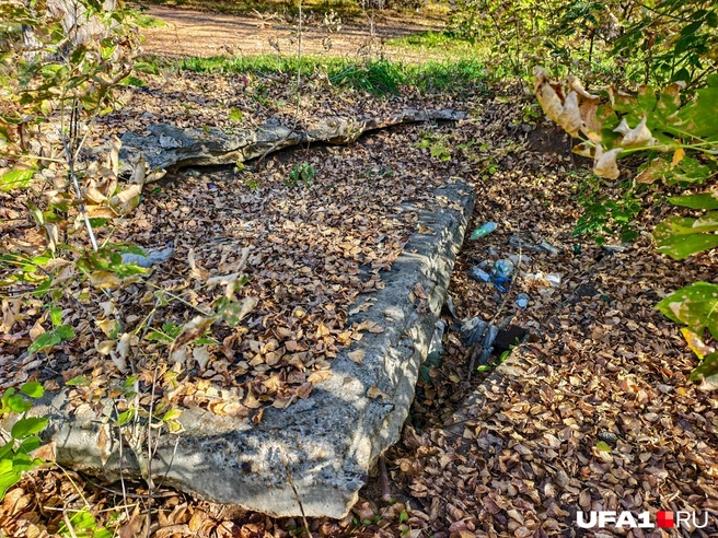 В разлом между бетонными плитами накидали мусор | Источник: Булат Салихов / UFA1.RU
