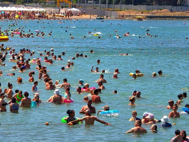 И в воде также много отдыхающих | Источник: «Жизнь на море» / мах.ru