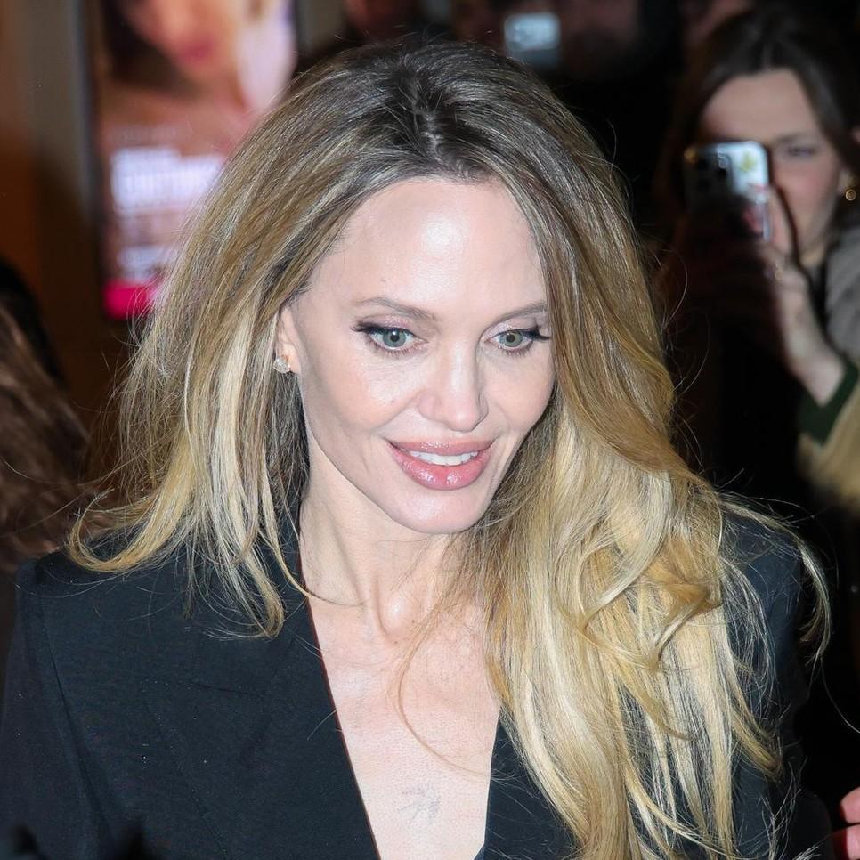 «Почему верхнее веко не закрывается?»: Виктория Боня о новом лице своего «двойника» Анджелины Джоли