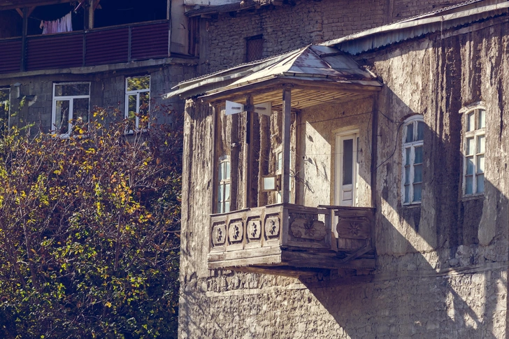 Старинный дом с балконом в деревне Ахты. | Источник: Shutterstock/Fotodom.ru