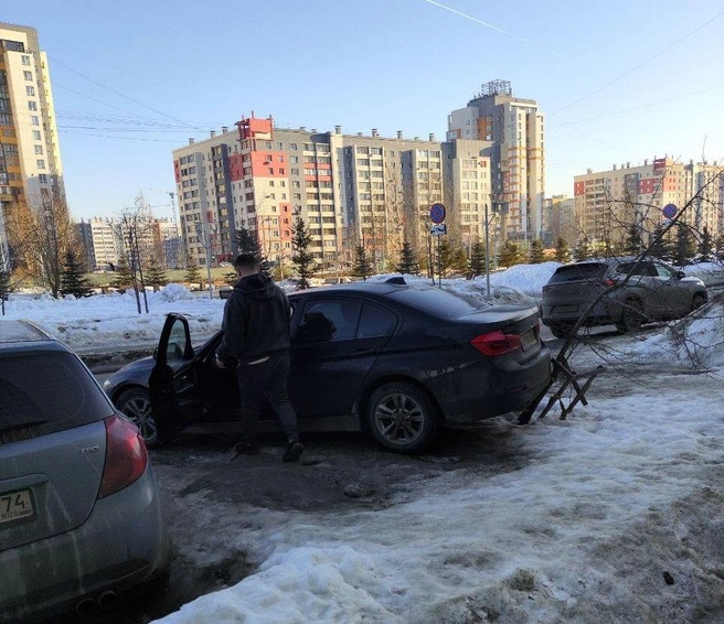 Лидер хит-парада: этот BMW заехал на газон у дома на Академика Королева, 43, и снес молодое дерево. По сути, такой инцидент квалифицируется как ДТП (если дереву нанесен вред). По словам автора снимка, водитель уехал с места и теперь ему грозит лишение прав, если заинтересуется ГАИ. Госномер автомобиля виден на других снимках: С214ЕХ 774  | Источник: читатель 74.RU