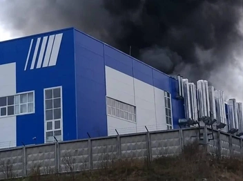 Диагональные полосы под крышей здания&nbsp;на кадрах пожара&nbsp;— логотип «Протон-ПМ» | Источник: Пермь Активная / Telegram