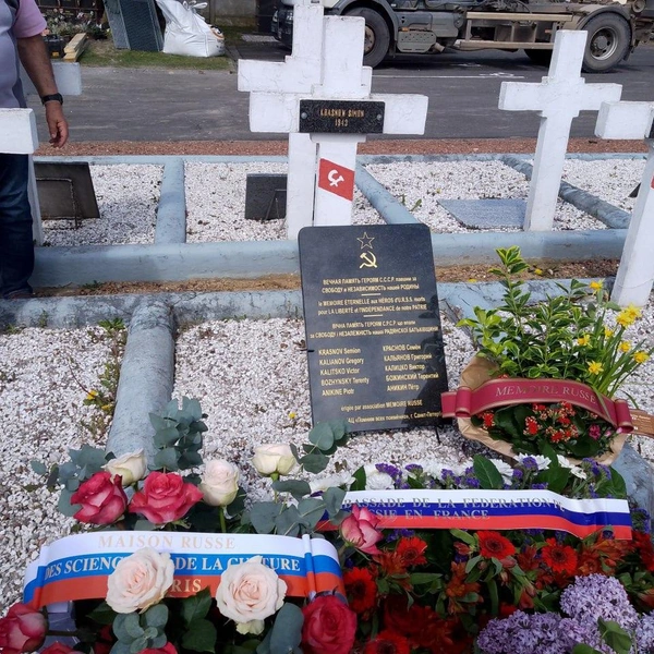 Во Франции открыли мемориальную плиту советским солдатам, изготовленную в Петербурге | Источник: Помним всех поимённо