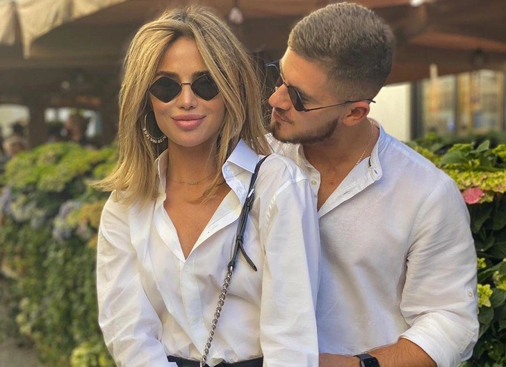 Певица Алекса после слухов о разводе показала трогательную фотосессию с дочкой у новогодней елки | parents.ru