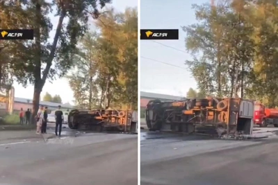 В Новосибирске грузовик перевернулся после столкновения