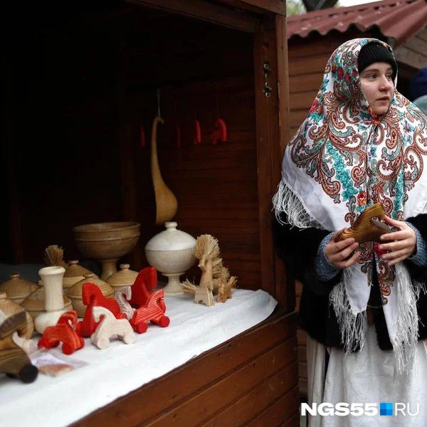 Девушки в платках зазывают к прилавкам с рукоделием | Источник: Евгений Софийчук / NGS55.RU
