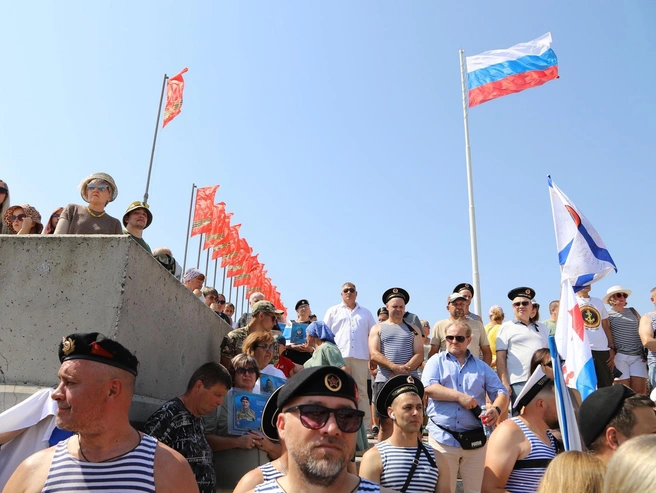 Под песню «Синее море» участники вспоминали службу. | Источник: Алексей Волхонский / V1.RU