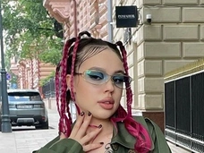 «В моих сиськах импланты!»: откровенные образы пышногрудой Инстасамки на отдыхе