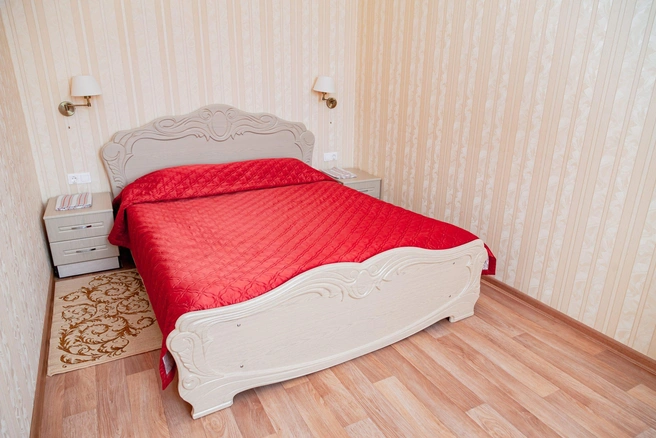 Внутри корпусов накал ретро-эстетики только возрастает. Так выглядит номер люкс | Источник: okarachi.ru