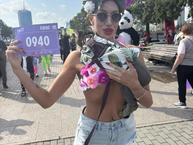 Она пришла на праздник вместе с котом в гавайской рубашке | Источник: Дарья Дубровских