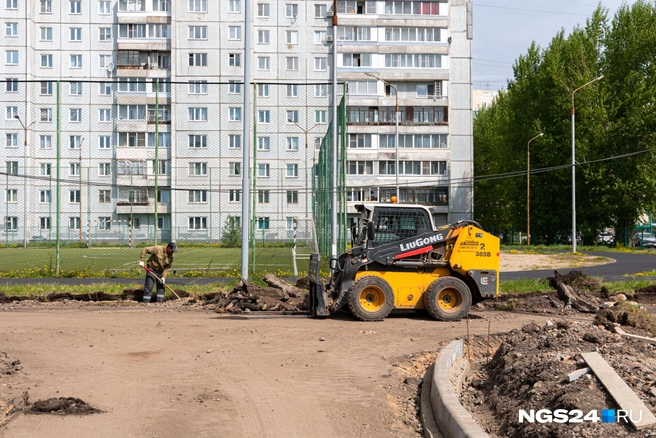 На территории школы расширяют дороги | Источник: Мария Ленц / NGS24.RU