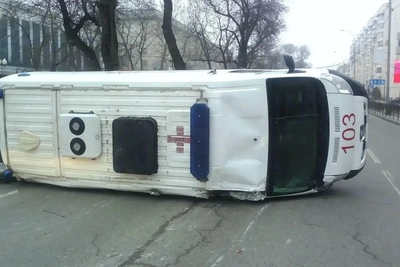 Скорая перевернулась у мэрии Краснодара