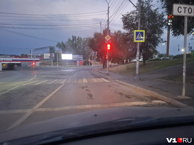 Еще утром здесь стоял огромный хвост из автомобилей | Источник: Тимофей Крылов / V1.RU