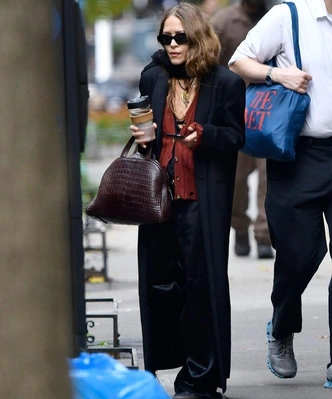 Olsen tuck: заправлять волосы под одежду — новый модный прием от сестер Олсен Olsen tuck: заправлять волосы под одежду — новый модный прием от сестер Олсен