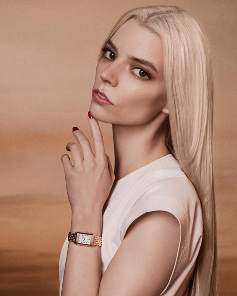 Смоки айс для блондинок: Аня Тейлор-Джой показала красивый макияж на осень 2022