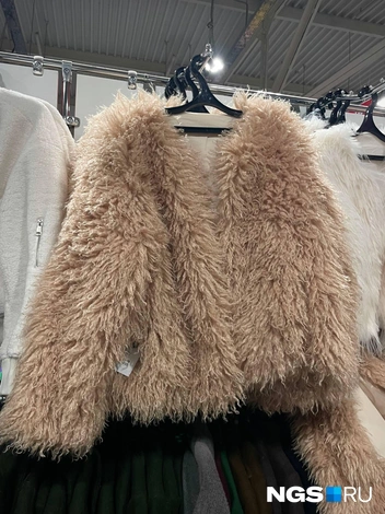 Модель примерила и одна из посетительниц рынка&nbsp;— шуба удивительно хорошо на нее села | Источник: Алёна Золотухина / NGS.RU 