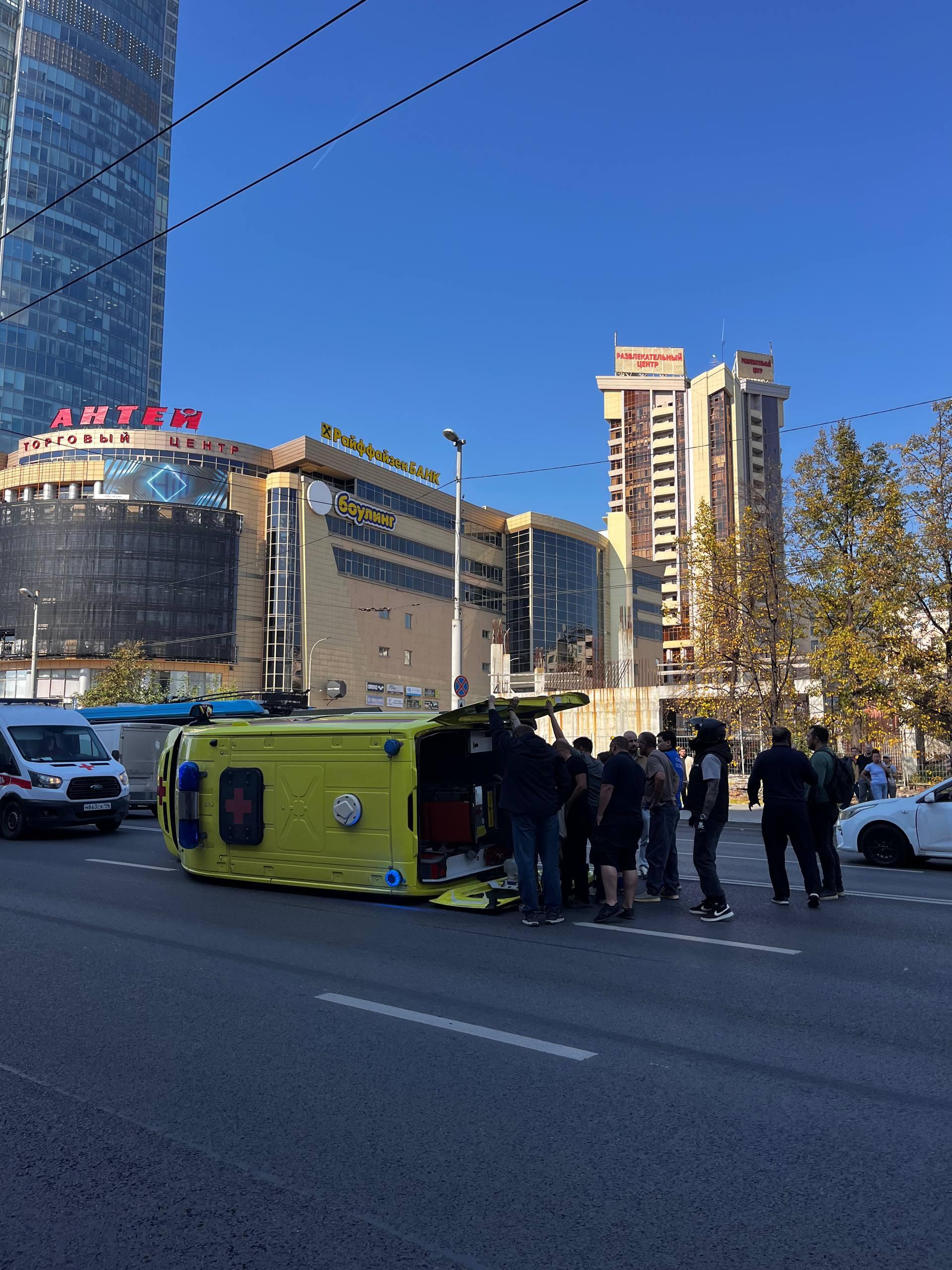 В центре Екатеринбурга на скорости перевернулся реанимобиль