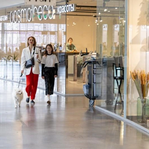 Ластик на прогулке в Ельцин Центре | Источник: Александр Мехоношин / «Ельцин Центр»
