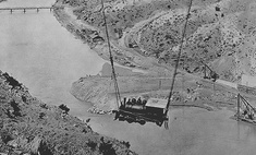 История одной фотографии: переправа локомотива через каньон, 1915