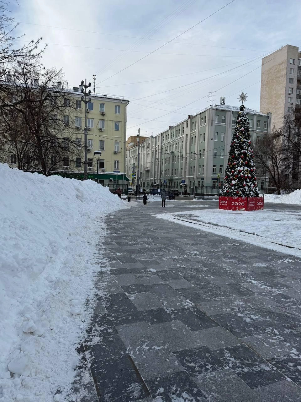 Главное&nbsp;— успеть убрать снег до того, как он превратится в толстую ледяную корку | Источник: МАТчасть Матвеева / t.me