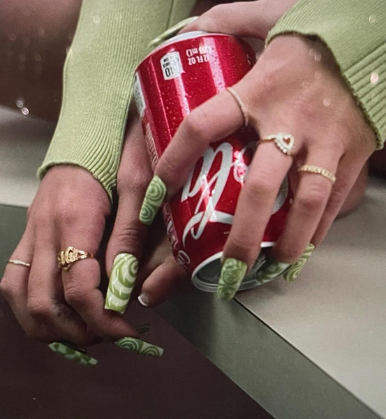 Двухцветный дизайн ногтей: как повторить зеленый маникюр Мэдди из сериала «Эйфория»