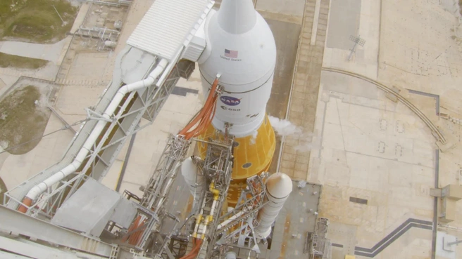 Ракета-носитель SLS (Space Launch System) и космический корабль Orion на стартовом комплексе 39B | Источник: NASA