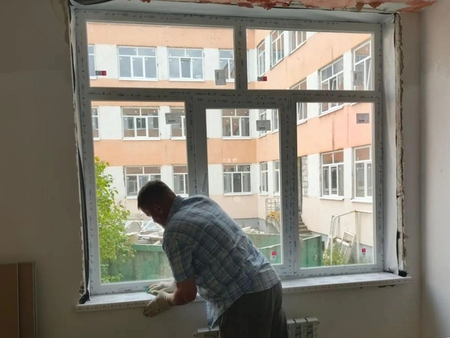 Там уже заменили окна, обновили электропроводку, уложили плитку и смонтировали потолки | Источник: пресс-служба правительства Ярославской области