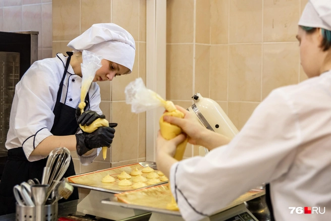 На десерт&nbsp;— пирожное шу с фруктовой начинкой и заварным кремом | Источник: Кирилл Поверинов / 76.RU