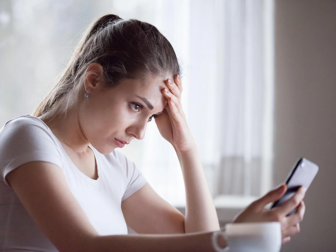 Почему вопрос «Как дела?» раздражает всех (и чем его заменить) | marieclaire.ru