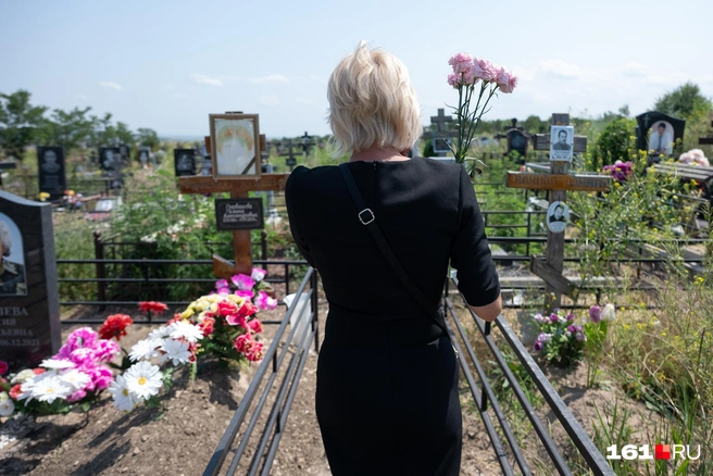 Дорогу к этим могилам женщина запомнила еще пять лет назад | Источник: Евгений Вдовин / 161.RU