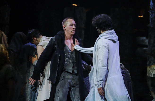 Знаменитая сцена из мюзикла Jesus Christ Superstar — Иуда и Иисус Христос | Источник: Екатерина Христозова