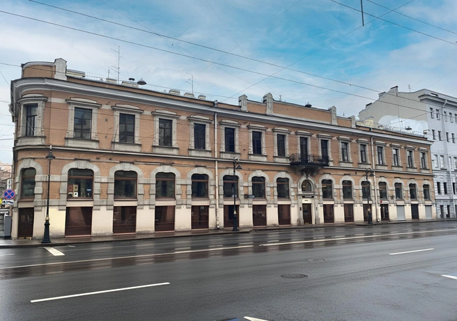 К осени 2025-го дом мало изменился, как и положено объекту культурного наследия | Источник: Екатерина Демахина/Фонтанка.ру