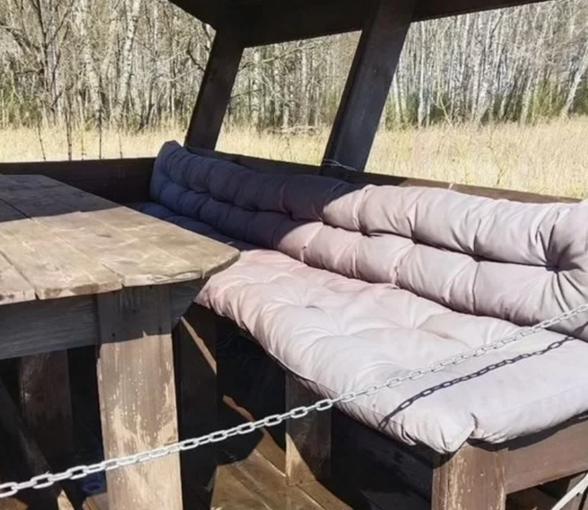 В среднем варианте стол выглядит не очень надежно | Источник: avito.ru