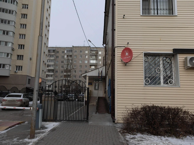 Жительница Тюмени обнаружила необычную ориентировку рядом с полицейским участком. | Источник: Ирина Шарова / 72.RU