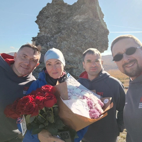 На перевале Оксану встретила команда проекта «Большая уральская тропа» | Источник: СОЛО путешествия|Оксана Соло / Vk.com