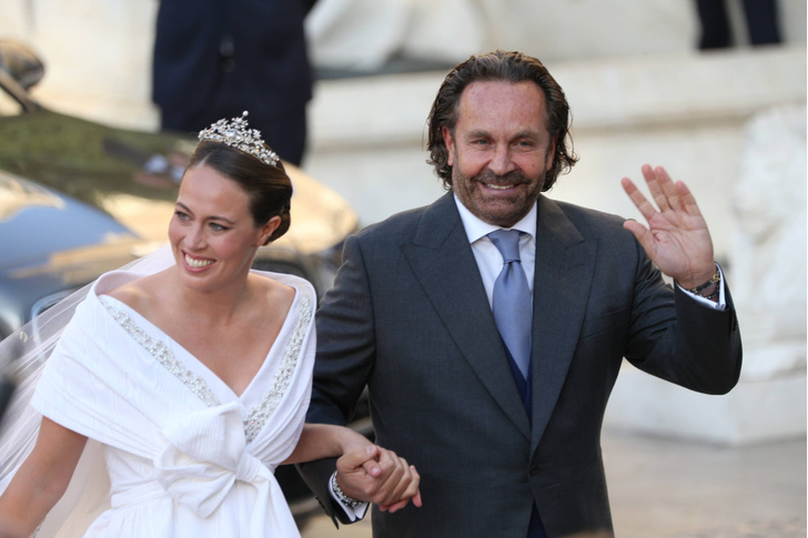 «Беременное» платье и букет из лютиков: миллиардерша вышла замуж за принца Греции