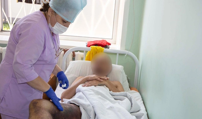 Мужчину из Новосибирской области укусила гадюка пока он находился на даче в Алтайском крае | Источник: БСМП № 2