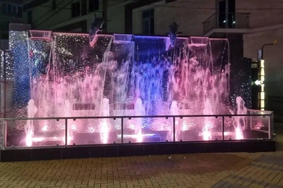 В Адлере открыли обновленный фонтан с дельфинами