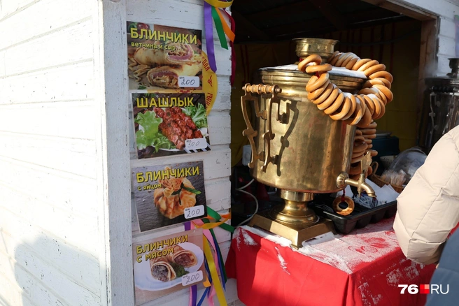 Можно купить блинчики с ветчиной и сыром, с яйцом и мясом. Цена&nbsp;— 200 рублей | Источник: Артем Бауман / 76.RU