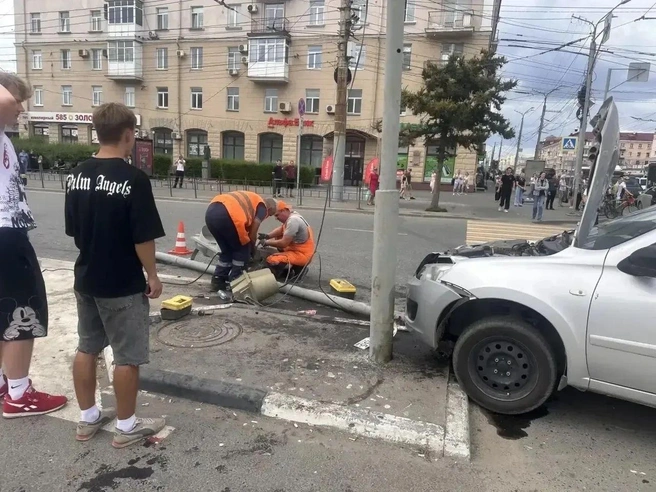 Водитель также снес светофор  | Источник: Управление МВД России по Омской области / MAX