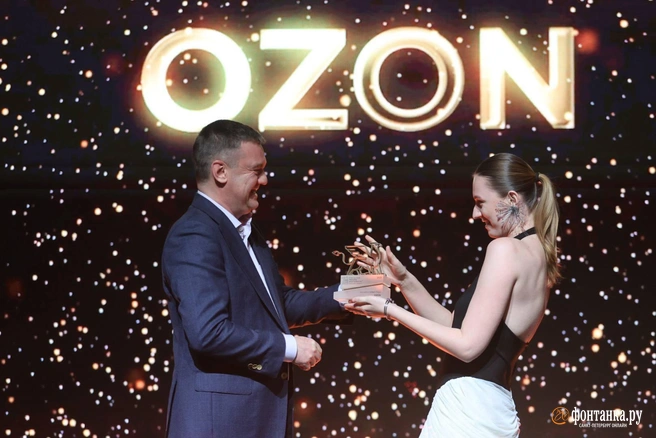 Вице-губернатор Санкт-Петербурга Кирилл Поляков вручает награду в номинации «Онлайн-сервис года» руководителю группы социальной коммерции OZON Ирине Ганиной