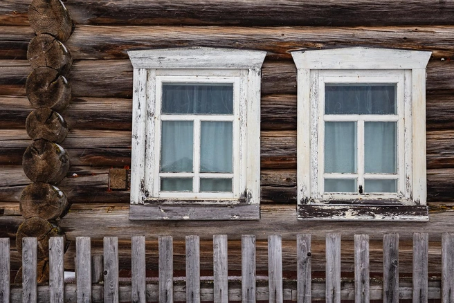 Окна типичной русской избы в селе Кимжа | Источник: fotoksa / iStock