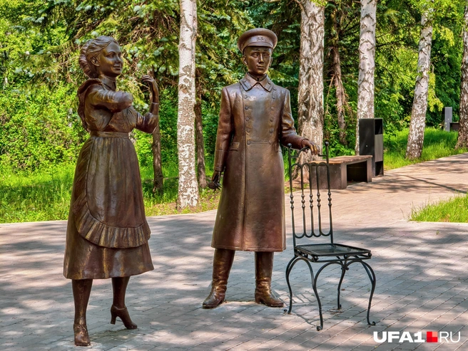 Памятники в парке | Источник: Булат Салихов / UFA1.RU
