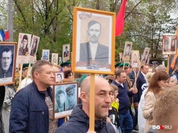 «Наши прадеды и деды в этот день, чеканя шаг, поднимают над Землёй Победы флаг!» | Источник: Владислав Митрошин / 56.RU