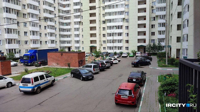 Фотография сделана посреди выходного дня. А теперь представьте, что вечером, когда все вернулись домой, тут даже развернуться негде | Источник: Ксения Власова / «ИрСити»