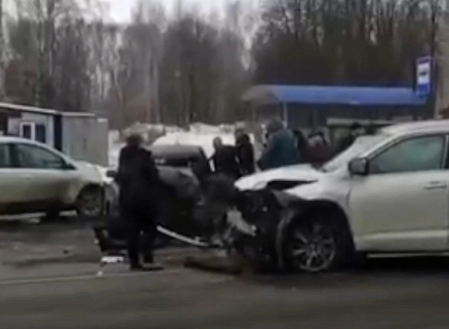 Лобовое столкновение двух легковушек в Искре попало на видео | ya62.ru