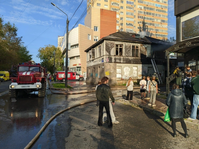 За работой пожарных наблюдают прохожие | Источник: Сергей Болденков