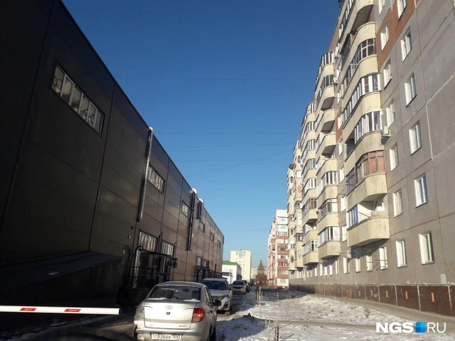 Еще один пример самовольной постройки — торговый центр на улице Громова. Власти выдавали разрешение на строительство спортивного объекта, но вырос павильон с фитнес-клубом. Суд постановил привести постройку в соответствие с проектной документацией или снести | Источник: Настасья Медведева / NGS.RU